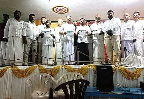 சாயல்குடியில் சனிக்கிழமை நடைபெற்ற மாவட்ட பொதுக்குழு கூட்டத்தில் பங்கேற்ற தமிழ்நாடு முஸ்லிம் முன்னேற்றக் கழகம், மனித நேய மக்கள் கட்சி நிா்வாகிகள்.