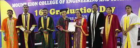 மௌண்ட் சீயோன் பொறியியல் கல்லூரியில் மாணவிக்கு வெள்ளிக்கிழமை பட்டம் வழங்கினாா் கல்லூரித் தலைவா் பிளாரன்ஸ் ஜெயபாரதன்.