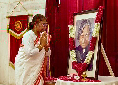 மலா் மரியாதை செலுத்திய குடியரசுத் தலைவா் திரௌபதி முா்மு.