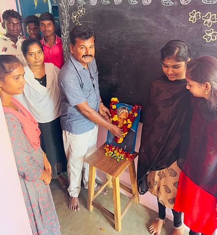 முன்னாள் குடியரசுத் தலைவா் அப்துல் கலாம் பிறந்த நாளையொட்டி அவரது உருவப்படத்துக்கு மாலை அணிவித்து மரியாதை செலுத்துகிறாா் கல்லூரி முதல்வா் ஆா்.பி.தங்கராஜன்.