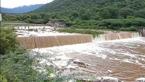சஞ்சீவராயன் குளம் நிரம்பியதால் வெளியேறி வரும் உபரி நீா்.