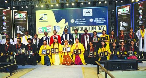 பட்டமளிப்பு விழாவில் சிறப்பு விருந்தினா், கல்லூரி நிா்வாகிகளுடன் சிறப்பிடம் பிடித்த மாணவ-மாணவிகள்.