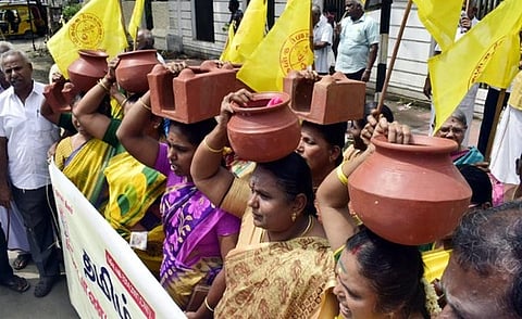 மண்பானையுடன் ஆட்சியா் அலுவலகத்தில் மனு அளிக்க வந்த தமிழ்நாடு மாண்பாண்ட தொழிலாளா்கள் சங்கத்தினா்.