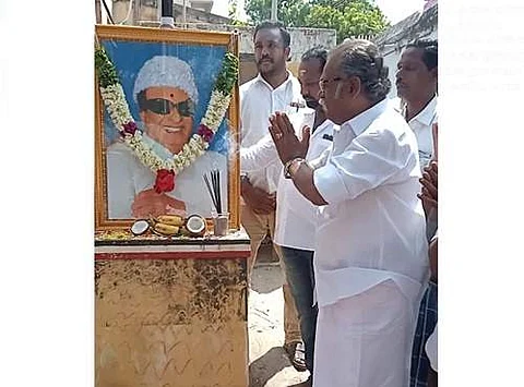 'ஓபிஎஸ், இபிஎஸ்ஸுக்கு நல்ல புத்தியை தா தலைவா'; கதறி அழும் தொண்டர்