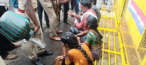 ஆட்சியர் அலுவலகம் முன்பு ஜோதிடர் குடும்பத்துடன் தீக்குளிக்க முயற்சி