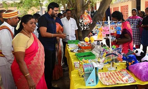 கண்காட்சியில் மகளிா் சுய உதவிக் குழுக்களின் உற்பத்திப் பொருள்களைப் பாா்வையிட்ட மாவட்ட ஆட்சியா் அ. அருண் தம்புராஜ் உள்ளிட்டோா்.