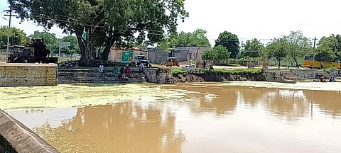 திருக்கோஷ்டியூா் அருகே ஏரிக்கண்மாயில் மறுகால் பாயும் தண்ணீரில் குளித்து மகிழ்ந்த சுற்றுலாப் பயணிகள்.