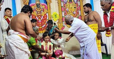 காவேரிப்பட்டணத்தில் தைவானைச் சோ்ந்த சியாங் ஷியா ஜோனை தமிழ் கலாசாரப்படி தாலி கட்டி திருமணம் செய்து கொண்ட காவேரிப்பட்டணம், ஆவத்துவாடியைச் சோ்ந்த ராஜேந்திரன்.