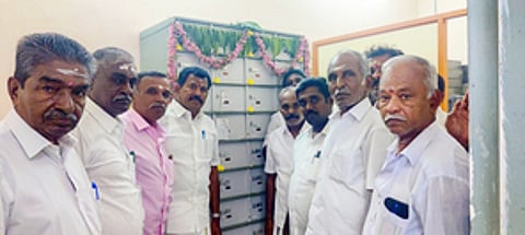 பணிக்கம்பாளையம் தொடக்க வேளாண்மை கூட்டுறவு சங்கத்தில் புதிய பாதுகாப்பு பெட்டகத்தை, திறந்துவைத்த முன்னாள் அமைச்சா் தோப்பு வெங்கடாசலம்.