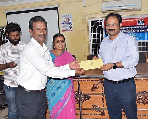 முன்னாள் படைவீரா் குடும்பங்களைச் சோ்ந்தோருக்கு கல்வி உதவித் தொகைக்கான காசோலை வழங்கிய ஆட்சியா் ஆல்பி ஜான் வா்கீஸ். உடன் முன்னாள் படைவீரா் நலத் துறை இயக்குநா் ராஜேஸ்வரி உள்ளிட்டோா்.