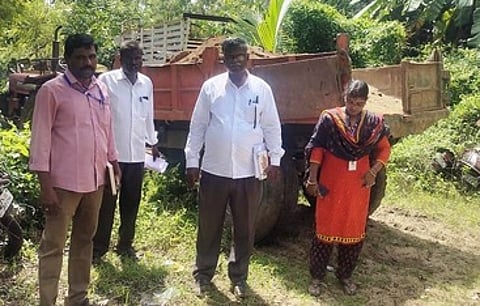 பறிமுதல் செய்யப்பட்ட மண் கடத்தல் டிராக்டருடன் வட்டாட்சியா் குமாா் உள்ளிட்டோா்.