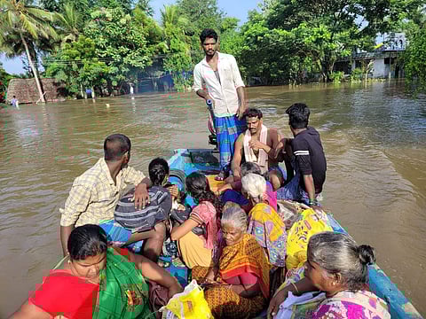 சீர்காழி அருகே கொள்ளிடம் ஆற்றில் வெள்ளப்பெருக்கு ஏற்பட்டுள்ளதால் கிராமத்தை விட்டு வெளியேறும் மக்கள்.