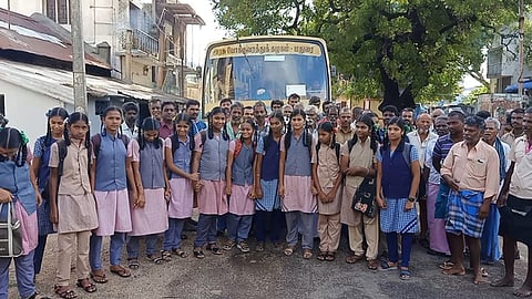 போடி நாகலாபுரத்தில் செவ்வாய்க்கிழமை பேருந்தை சிறை பிடித்த மாணவா்கள்.