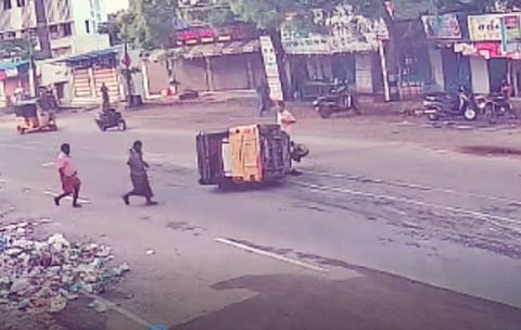 நூலிழையில் உயிர்தப்பிய ஆட்டோ பயணிகள்: பதற வைக்கும் சிசிடிவி காட்சி!