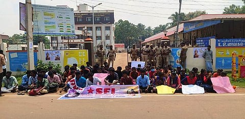 மயிலாடுதுறை மாவட்ட ஆட்சியா் அலுவலகம் முன்பு தா்னாவில் ஈடுபட்ட குத்தாலம் அரசு கலை மற்றும் அறிவியல் கல்லூரி மாணவா்கள்.