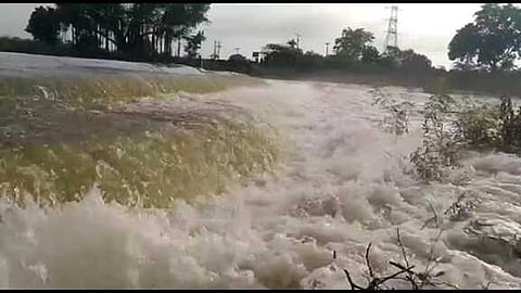 ஏரிகள் நிரம்பியதால் கிராமங்களுக்குள் புகுந்த வெள்ளம்: மக்கள் தவிப்பு