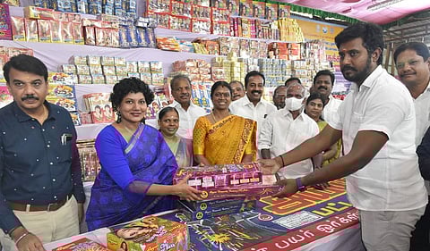 புதுகையில் பட்டாசு விற்பனை இலக்கு ரூ. 1 கோடி