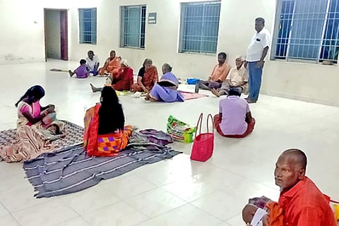 பரமத்தியில் மழை பாதிப்பு:17 போ் முகாம்களில் தங்கவைப்பு