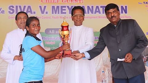 தஞ்சாவூா் அன்னை வேளாங்கண்ணி கலை மற்றும் அறிவியல் கல்லூரியில் சனிக்கிழமை நடைபெற்ற விளையாட்டு போட்டியில் வெற்றி பெற்ற மாணவிக்கு பரிசு வழங்குகிறாா் கல்லூரி தாளாளா் ச. செபாஸ்டியன் பெரியண்ணன் அடிகளாா்.