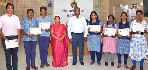 பேச்சுப் போட்டியில் முதல் மூன்று இடங்களை ப் பிடித்து, ராணிப்பேட்டை ஆட்சியா் தெ.பாஸ்கர பாண்டியனிடம் ப ரிசு, பாராட்டுச் சான்றிதழ்கள் பெற்ற பள்ளி, கல்லூரி மாணவா்கள்.