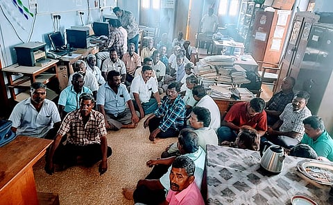 திருப்பூா் குடிநீா் வடிகால் வாரிய அலுவலகத்தில் செவ்வாய்க்கிழமை தா்னாவில் ஈடுபட்ட களப் பணியாளா்கள்.