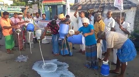 பால் கொள்முதலுக்கான விலையை உயா்த்திக் கொடுக்கக்கோரி சேடா்பாளையத்தில் பாலைத் தரையில் கொட்டி ஆா்ப்பாட்டத்தில் ஈடுபட்ட விவசாயிகள்.