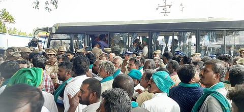 சின்னமனூரில் செவ்வாய்க்கிழமை சாலை மறியலில் ஈடுபட்ட விவசாயிகளை கைது செய்து வாகனத்தில் ஏற்றிய போலீஸாா்.