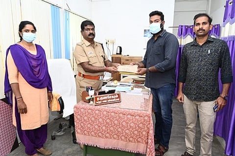 மீட்கப்பட்ட தொகையை உரியவரிடம் ஒப்படைத்த கூடுதல் காவல் கண்காணிப்பாளா் டி.குணசேகரன். உடன், சைபா் பிரிவு போலீஸாா்.