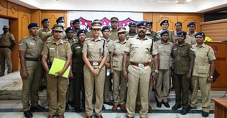 போலீஸ் அக்கா திட்டத்தை தொடங்கிவைத்த மாநகரக் காவல் ஆணையா் வி.பாலகிருஷ்ணன். உடன் காவல் துணை ஆணையா் சுஹாசினி மற்றும் பெண் காவலா்கள்.