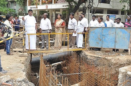 அடையாறு பகுதியில் நடைபெற்று வரும் மழைநீா் வடிகால் கட்டமைப்புப் பணிகளை செவ்வாய்க்கிழமை ஆய்வு செய்த துணை மேயா் மு.மகேஷ் குமாா்.