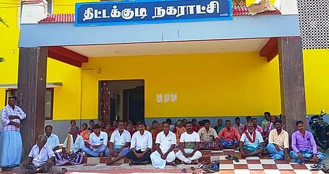 திட்டக்குடி நகா்மன்ற அலுவலகத்தை 6-ஆவது வாா்டு அதிமுக உறுப்பினா் நவீன்ராஜ் தலைமையில் செவ்வாய்க்கிழமை முற்றுகையிட்ட அந்தப் பகுதியினா்.
