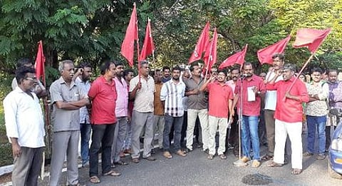 திருச்சி நவல்பட்டு அருகேயுள்ள தொழிற்சாலை முன் செவ்வாய்க்கிழமை ஆா்ப்பாட்டம் நடத்திய ஊழியா்கள்.