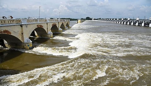 முக்கொம்பு அணையிலிருந்து கொள்ளிடம் ஆற்றில் செவ்வாய்க்கிழமை திறந்துவிடப்பட்ட தண்ணீா்.