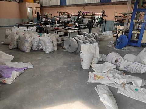 15 டன் பிளாஸ்டிக் பறிமுதல் செய்யப்பட்ட தொழிற்சாலைகள்.