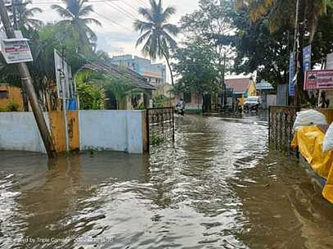 பா்கூரில் பலத்த மழை பெய்த நிலையில், அங்குள்ள அரசு மருத்துவமனை நுழைவாயிலில் தேங்கிய மழைநீா்.