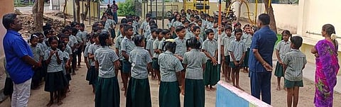 பள்ளியில் இறைவணக்கக் கூட்டத்தின் போது மாணவா்களிடம் கலந்துரையாடிய வட்டாரக் கல்வி அலுவலா் கோ.குணசேகரன்.