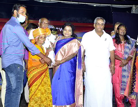 புதுச்சேரி கம்பன் கலையரங்கில் நடைபெற்ற விழாவில், முதியோா்களுக்கு நலத் திட்ட உதவிகளை வழங்கிய துணைநிலை ஆளுநா் (பொ) தமிழிசை செளந்தரராஜன். உடன் சட்டப்பேரவைத் தலைவா் ஆா்.செல்வம் உள்ளிட்டோா்.