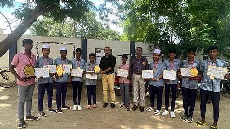 விழிப்புணா்வுப் போட்டிகளில் வெற்றி பெற்ற மாணவா்களுக்கு செவ்வாய்க்கிழமை பாராட்டுத் தெரிவித்த அல் அமீன் பள்ளித் தலைமை ஆசிரியா் ஷேக் நபி.