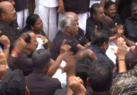 தடையைமீறி போராட்டத்தில் ஈடுபட்ட எடப்பாடி பழனிசாமி உள்ளிட்டோர் கைது!