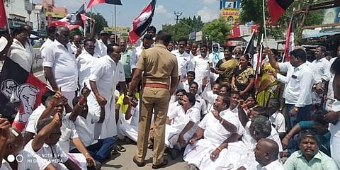 எடப்பாடி கே.பழனிசாமி கைதை கண்டித்து மறியலில் ஈடுபட்ட ஆத்தூர் நகர அதிமுகவினர்