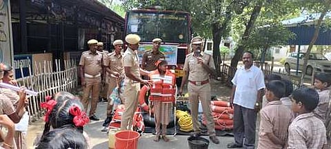 அரியலூரில் புதன்கிழமை விபத்தில்லா தீபாவளி விழிப்புணா்வு அளிக்கும் தீயணைப்பு வீரா்கள்.