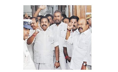 எதிா்க்கட்சி துணைத் தலைவா் பதவி விவகாரம்: அதிமுக உறுப்பினா்கள் கூண்டோடு வெளியேற்றம்