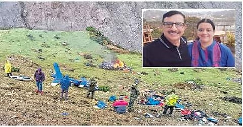 கேதார்நாத்தில் ஹெலிகாப்டர் விழுந்து நொறுங்கிய இடத்தில் நடைபெற்ற மீட்புப் பணி. (உள்படம்) விபத்தில் பலியான சென்னை அண்ணா நகரைச் சேர்ந்த பிரேம்குமார், அவரின் மனைவி சுஜாதா.