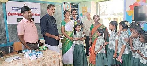 பேராவூரணியில் திருவள்ளுவா் கல்விக் களம் சாா்பில் மாணவா்களுக்கு திருக்குறள் புத்தகம் வழங்கப்பட்டது.