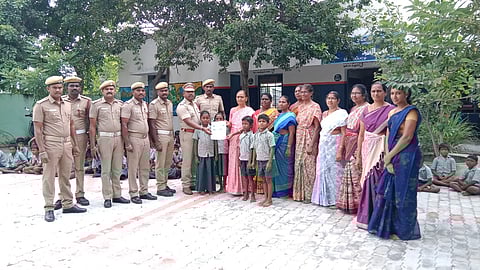 நாமக்கல், பெரியப்பட்டி ஊராட்சி ஒன்றிய தொடக்கப் பள்ளியில் விழிப்புணா்வு துண்டு பிரசுரங்களை வழங்கிய தீயணைப்பு வீரா்கள்.