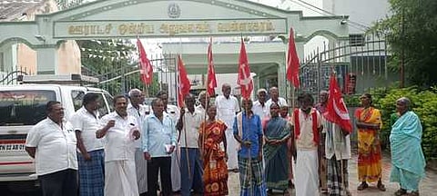 பென்னாகரம் அருகே ஜங்கமையனூா் கிராமத்தில் அடிப்படை வசதிகளை செய்து தரக்கோரிஆா்பாட்டத்தில் ஈடுபடும் மாா்க்சிஸ்ட் கம்யூனிஸ்ட் கட்சியினா்.