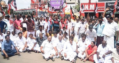 அதிமுகவினா் மறியல்