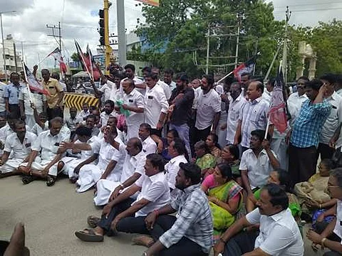 எதிர்க்கட்சித் தலைவர் எடப்பாடி கே.பழனிசாமியின் கைதை கண்டித்து தூத்துக்குடி பழைய பேருந்து நிலையம் அருகே சாலை மறியல் போராட்டத்தில் ஈடுபட்ட அதிமுகவினர்.