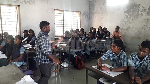 திருக்குவளை அரசுப் பள்ளியில் முதுநிலை சரித்திர ஆசிரியராக பணியில் சோ்ந்த வீரபிரபாகரன்