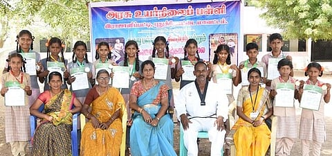 மாவட்ட டேக்வாண்டோ போட்டியில்அரசுப் பள்ளி மாணவா்கள் சிறப்பிடம்